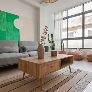 Peaceful & Bright Apartment With Patio - Center