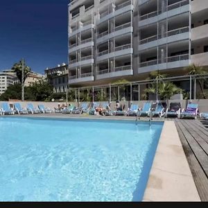 Studio contemporain avec piscine proche de la mer