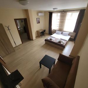 Twain Apart&Rooms