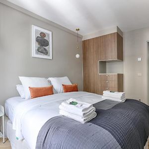 Unique Luxury Parisian flat 2BR/6P -Champs Elysées