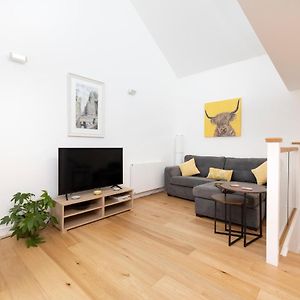 Edinburgh Modern 3-Storey 3-Bedroom City Apartment