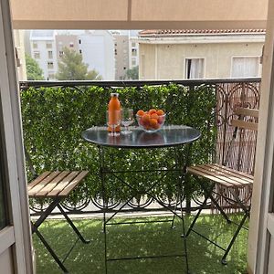 Appartement mignon calme douillet ascenseur clim étage élevé proche parking et toutes commodités au coeur du Toulon historique