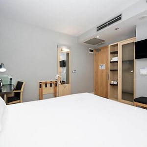 Chambre Standarde Lit Queen-Size avec Accès aux Personnes Handicapées