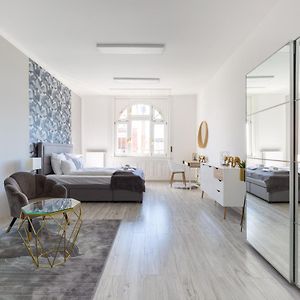 Designer Apartment On The Budapest Broadway With 2Br And Ac