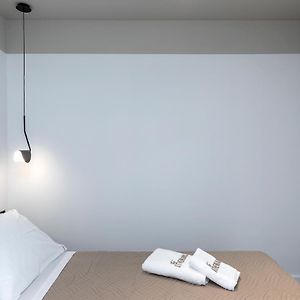 Studio Lit King-Size