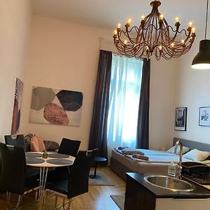 Stylish Apartment By The Vigszinhaz Theater