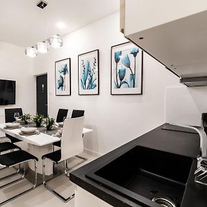 Quiet Very Central & Stylish Apt