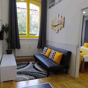 Lyly Apartment - Modern Apartment With Free Parking