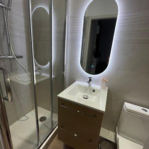 Studio Lit King-Size