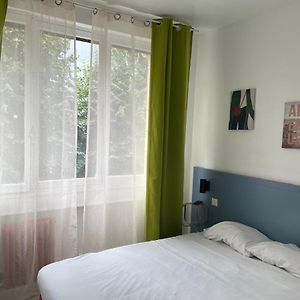 Studio Lit Queen-Size