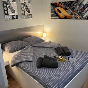 Studio Lit King-Size