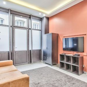 Studio Lit King-Size