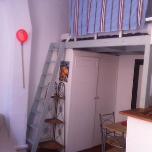 Studio Lit Queen-Size