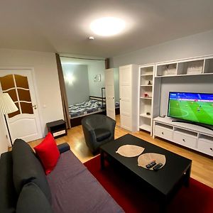 Your Home - Central Studio Apartment, Balcony, Parking & Self Check-In