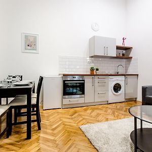 B63 2 Bedroom Apartment In Heart Of City