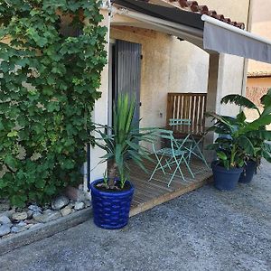 T2 en rez de jardin de maison, avec piscine privée, draps et serviettes de toilette non fournis