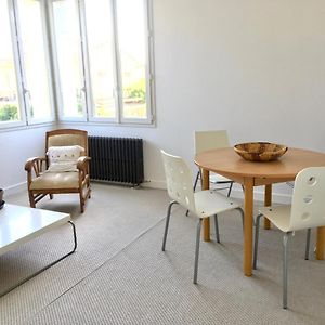 Dans une maison, appartement indépendant et jardin