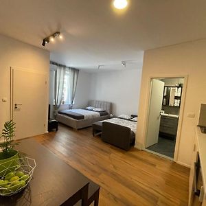 Studio Lit King-Size