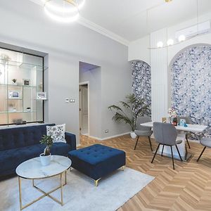 Luxury Gold 2 Bedroom Apartment