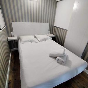 Studio Lit Queen-Size