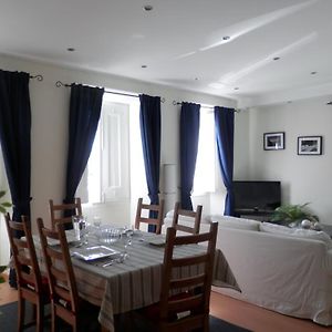 Appartement à 4 Chambres à Coucher