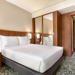 Chambre Accessible aux Personnes à Mobilité Réduite Lit Queen-Size