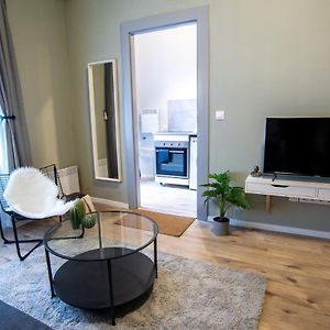 Cozy Apartment On The Boulevard.