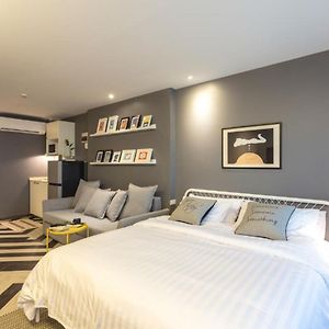 Studio Lit King-Size