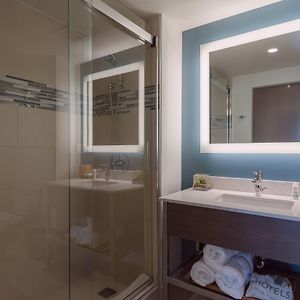 Chambre Accessible aux Personnes à Mobilité Réduite Standarde Lit King-Size