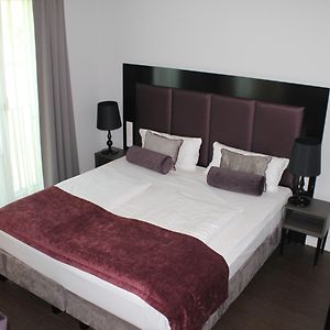 Chambre Lit King-Size avec Accès aux Personnes Handicapées