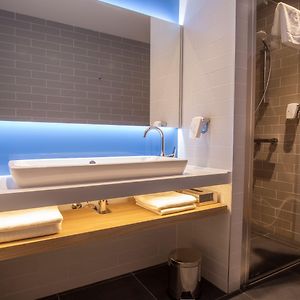 Chambre Standarde Lit Queen-Size avec Accès aux Personnes Handicapées