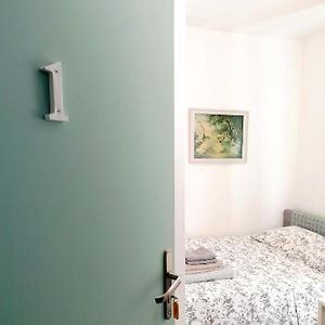 Studio Lit King-Size