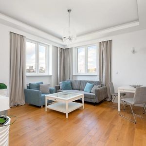 Przestronny Apartament Z Widokiem Na Miasto W Warszawie