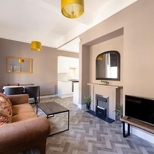 Joivy Homely Apt By St Giles With Desk