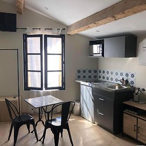 Arles: Studio De La Place