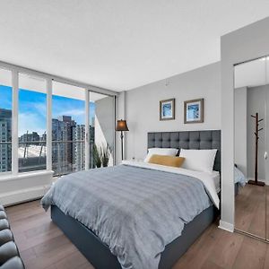 Spacious Dt 2-Bdr High-Rise With View, Pool, Gym
