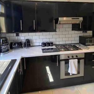 Lovely 2 Bedroom With Private Garden