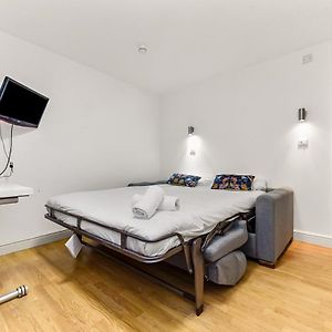 Studio Lit King-Size