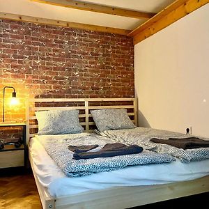 Apartment With Free Parking