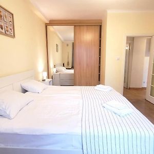 Happy Life - Apartment Next To Metro Station