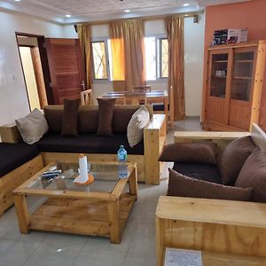Chambres Privees Climatisees-Douches Personnelles-Neflix-Salon
