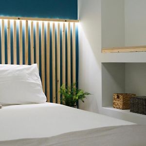 Athenian Central Studio With Garden!