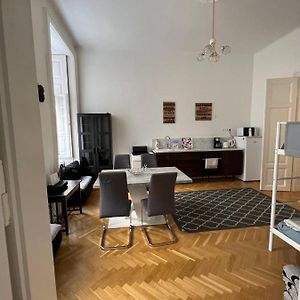 Love, Peace & Easy Living Apartment