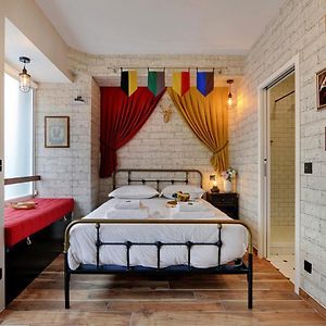 Studio Lit King-Size