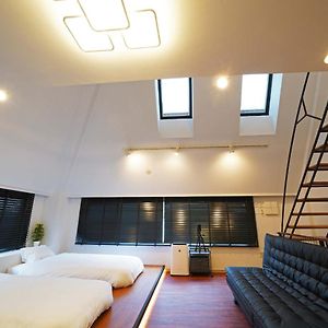 Studio Lit King-Size