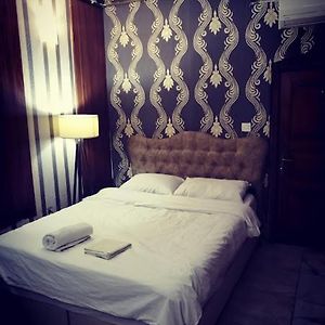 Studio Lit King-Size