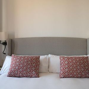 Studio Lit Queen-Size