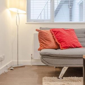 Modern Flat In The Heart Of West London