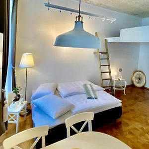 Studio Lit King-Size