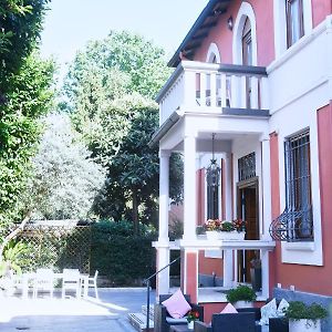 La Villa Bed & Breakfast